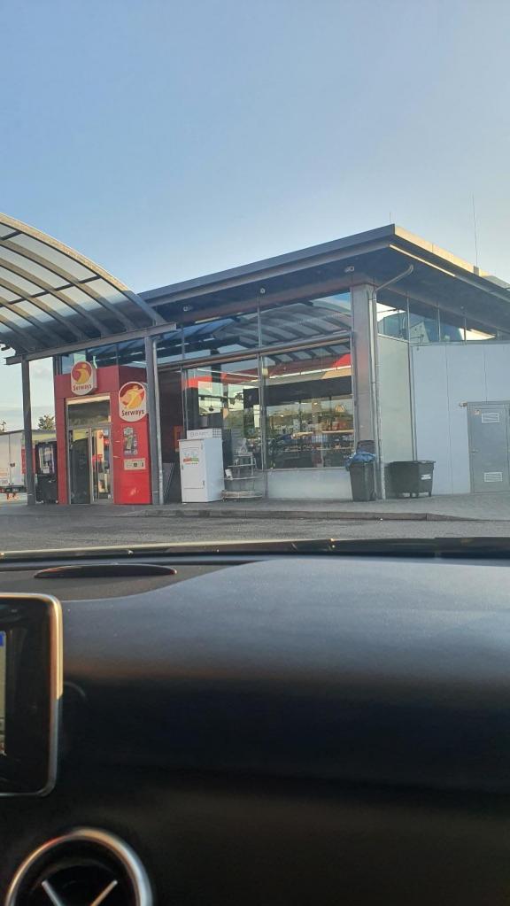 On fait le plein d'essence avant de passer la frontière francaise